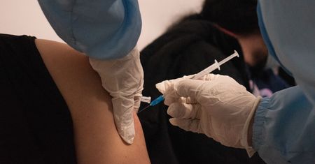Hongkong. Zaszczepił się cztery razy, bo chciał chodzić do barów