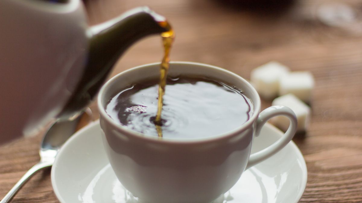 Po zaparzeniu czarnej herbaty czasem jest widoczny tęczowy nalot