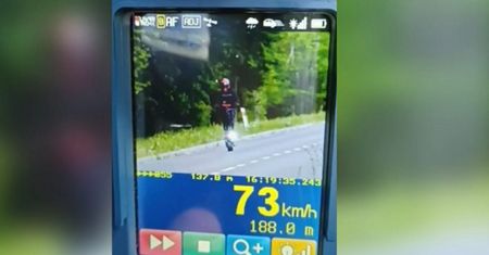 Pędził hulajnogą 73 km/h. Surowy mandat dla 26-latka