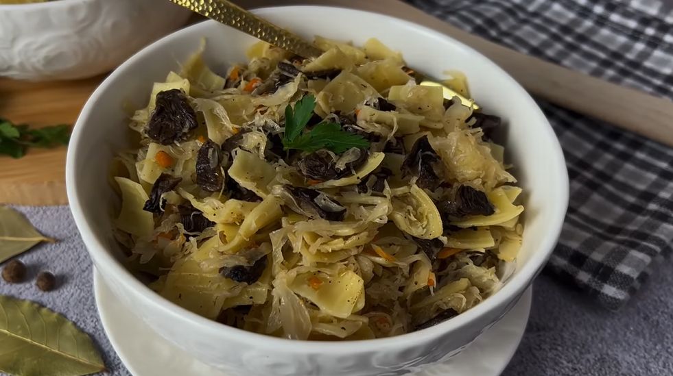 Noodles with cabbage and mushrooms