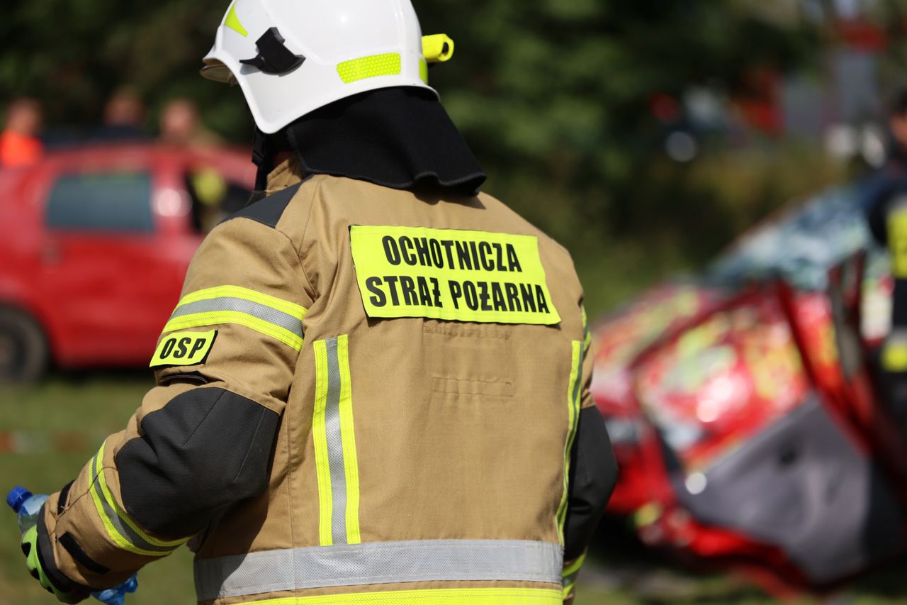 Strażacy wyważyli drzwi do zalanego mieszkania. Był w nim 90-latek