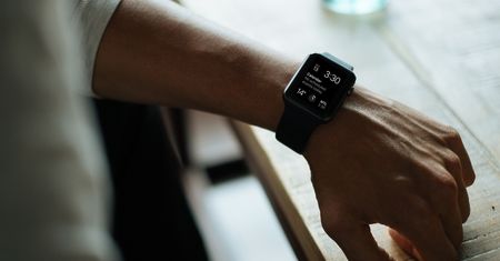Twój Apple Watch drenuje baterię? Wydano watchOS 7.0.2 likwidujący problem