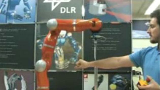 Mechaniczne ramię z chirurgiczną precyzją potnie człowieka (wideo) 1