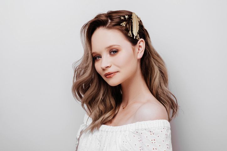 Duże i małe spinki do włosów. Wyszukane oraz niebanalne dodatki do fryzur