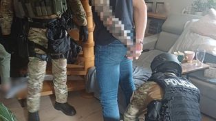 Suchy Las: W trakcie nalotu policji przerzuciła narkotyki na balkon sąsiada. Myślała, że pomoże tak facetowi dilerowi