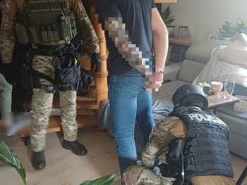 Suchy Las: W trakcie nalotu policji przerzuciła narkotyki na balkon sąsiada. Myślała, że pomoże tak facetowi dilerowi