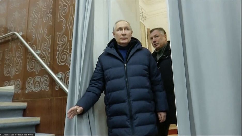 Putin z wizyt? na Krymie
In this photo taken from video released by Russian TV Pool on Sunday, March 19, 2023, Russian President Vladimir Putin escorting by Russian Deputy Prime Minister Marat Khusnullin visits the Mariupol theater during his visit to Mariupol in Russian-controlled Donetsk region, Ukraine. Putin has traveled to Crimea to mark the ninth anniversary of the Black Sea peninsula's annexation from Ukraine (Pool Photo via AP)