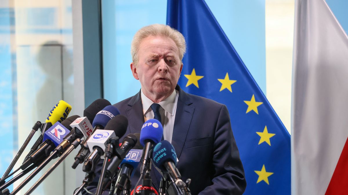 Warszawa, 15.03.2024. Komisarz Unii Europejskiej ds. rolnictwa Janusz Wojciechowski podczas konferencji nt. "Najnowsza odpowiedź Komisji na obawy rolników - propozycje zmniejszające obciążenia administracyjne i wzmacniające udział w łańcuchu żywnościowym", 15 bm. w Multimedialnym Centrum Europa Experience w Warszawie. (sko) PAP/Leszek Szymański