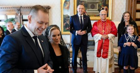 TYLKO NA PUDELKU: Marta Nawrocka w czarnej kreacji i welonie w Watykanie. Projektantka Agaty Dudy chwali, ale wskazuje na "duży błąd"