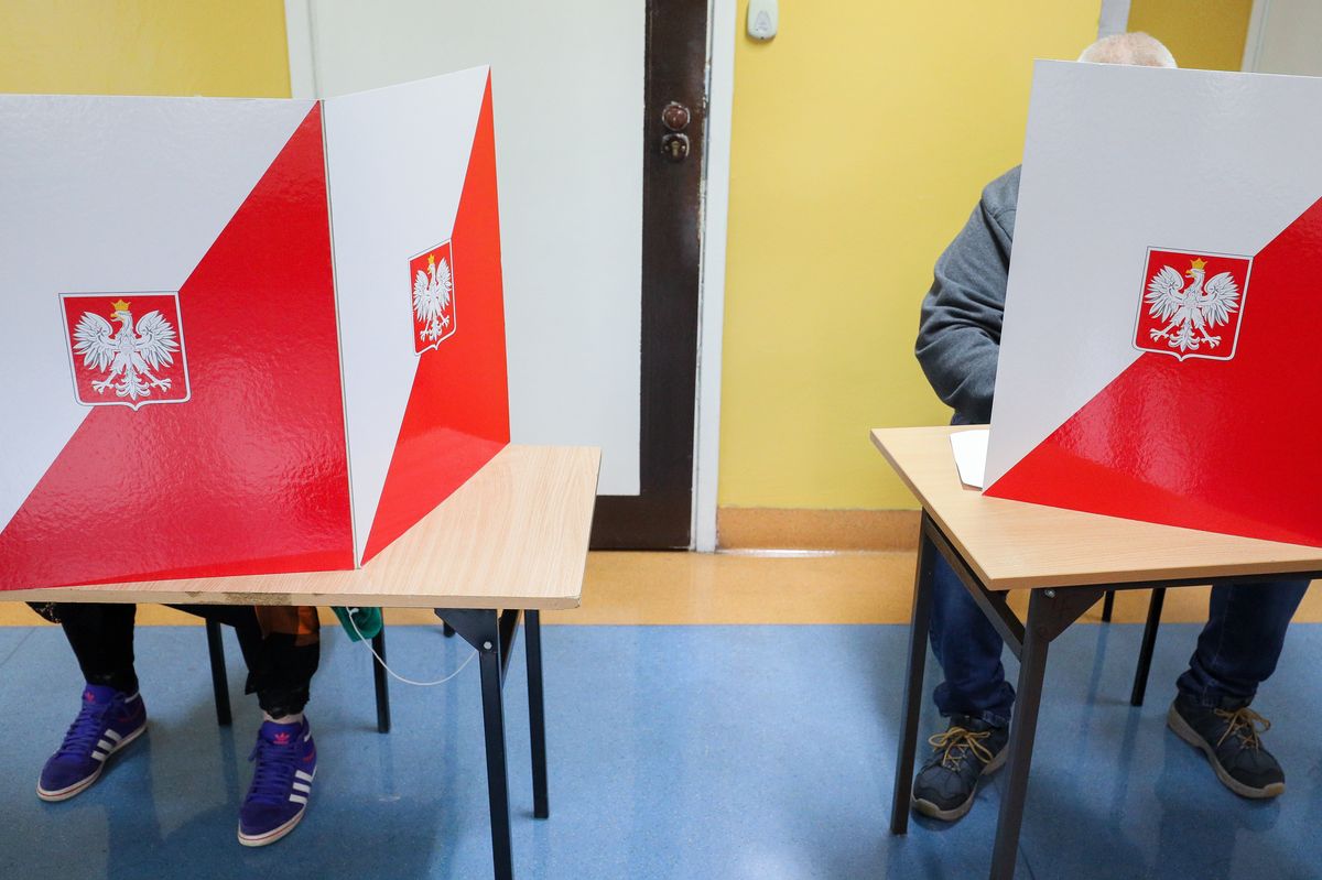 Wybory parlamentarne 2023. Głosowanie w lokalu wyborczym PAP/Paweł Supernak