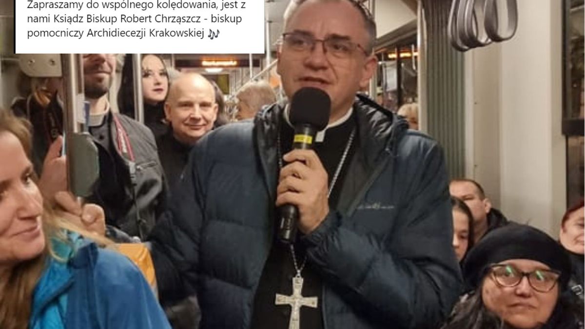 Nietypowa akcja w tramwaju. Biskup kolędował wśród pasażerów