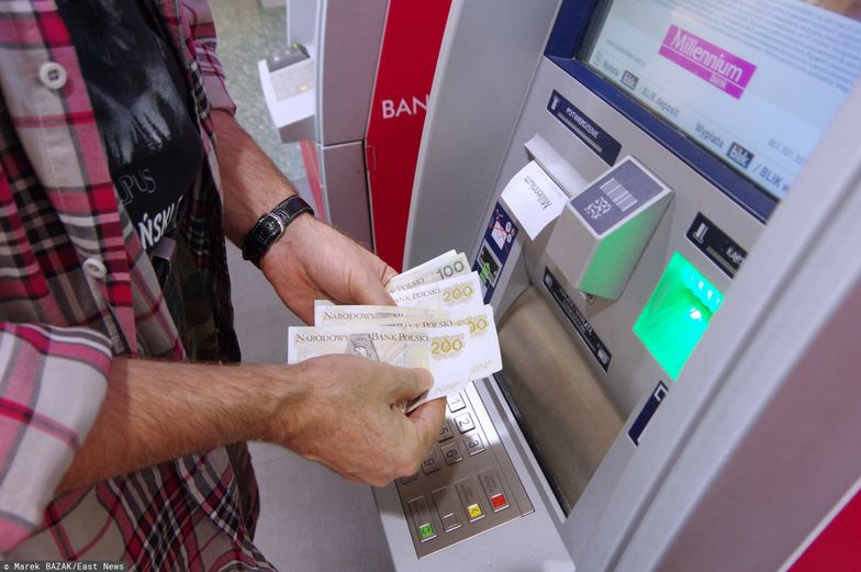 Stock Marek Bazak
Fot. Zofia i Marek Bazak/East News,
N/z mezczyzna wyplaca pieniadze z bankomatu.
ZOFIA BAZAK