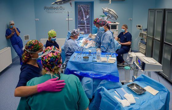 Logo Discovery Life w październiku z różową wstążką, cykl programów o raku piersi