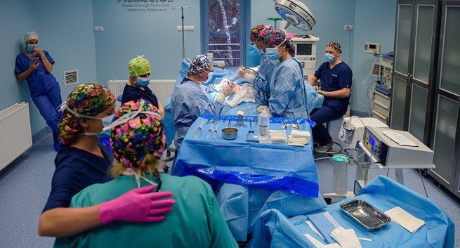 Logo Discovery Life w październiku z różową wstążką, cykl programów o raku piersi