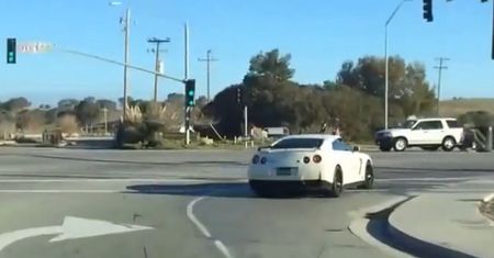 Nissan GT-R ląduje w rowie