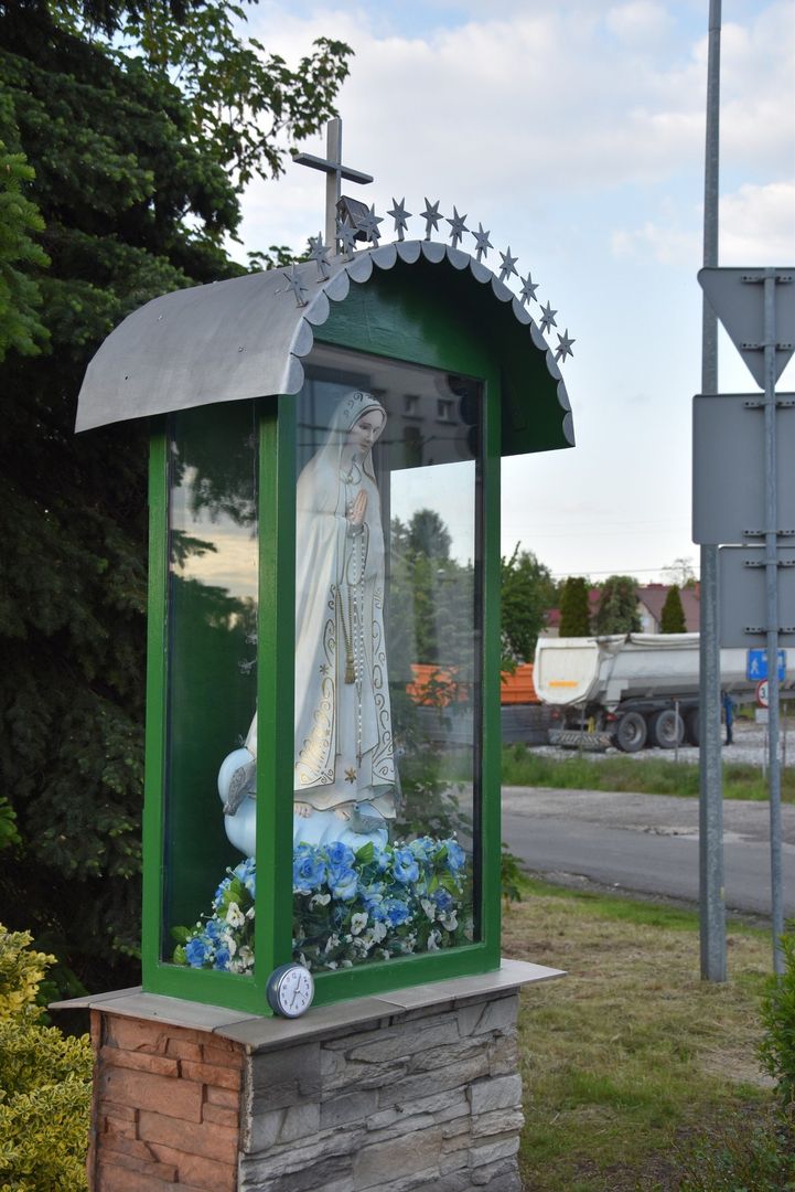 &#34;Majówka&#34; przy kapliczce Matki Bożej Fatimskiej na ul. Mostowej w Tarnowie. Codziennie, niezależnie od pogody, wieczorem gromadzi się przy niej kilkadziesiąt osób