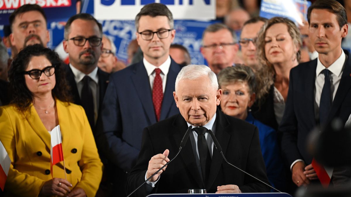 Gdynia, 24.09.2023. Kampania wyborcza do parlamentu 2023. Wicepremier, prezes PiS Jarosław Kaczyński (C) podczas konwencji wojewódzkiej partii, 24 bm. w Gdyni. (sko) PAP/Adam Warżawa