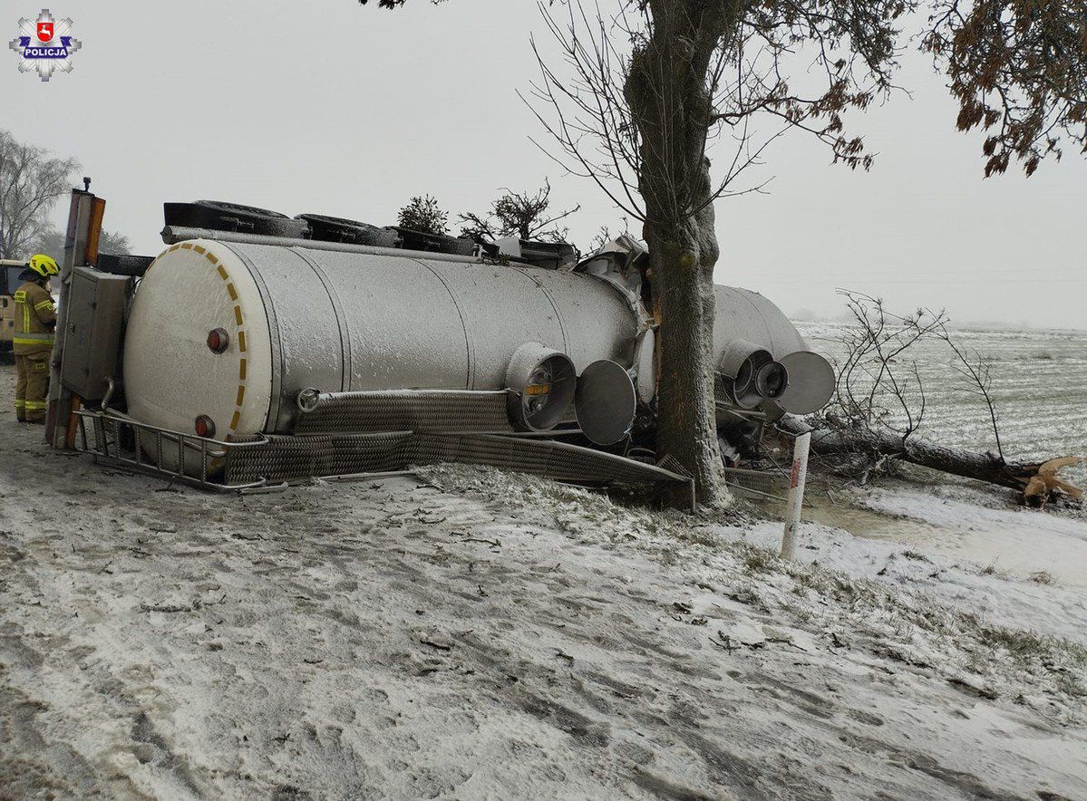 Lubelskie: Trudne warunki do jazdy. Ciężarówka wypadła z drogi i przewróciła się