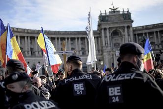 Antyszczepionkowcy na ulicach. Obostrzenia nazywają "dyktaturą"