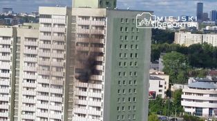 Pożar na Grochowie. Ogień i dym na 9. piętrze. W akcji straż pożarna