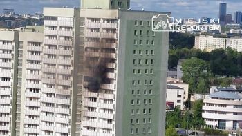 Pożar na Grochowie. Ogień i dym na 9. piętrze. W akcji straż pożarna