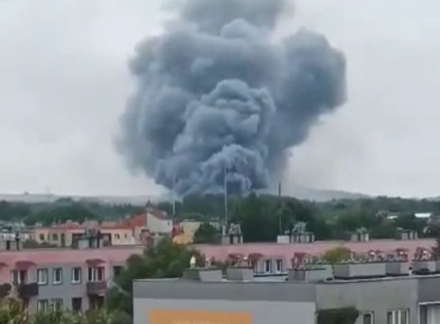 Ogromny pożar na stacji demontażu pojazdów w Zawierciu. Jedna osoba ranna