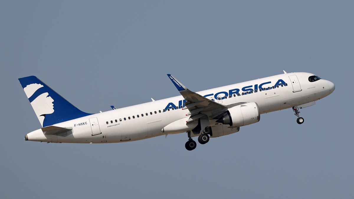 Samolot Air Korsyka krążył nad lotniskiem.