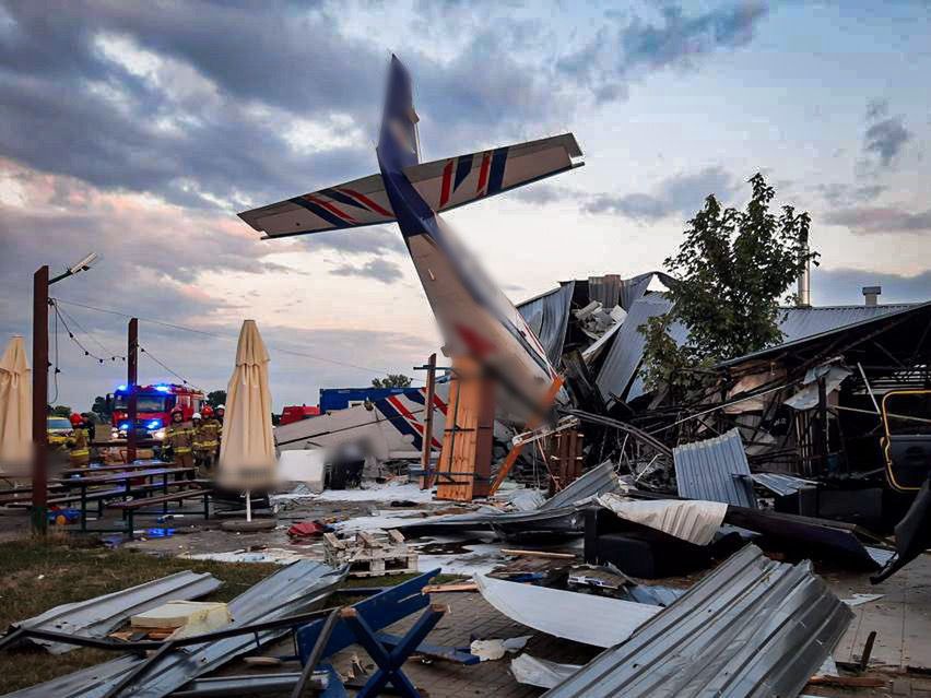 Tragedia na Mazowszu, samolot runął na hangar. 5 osób nie żyje