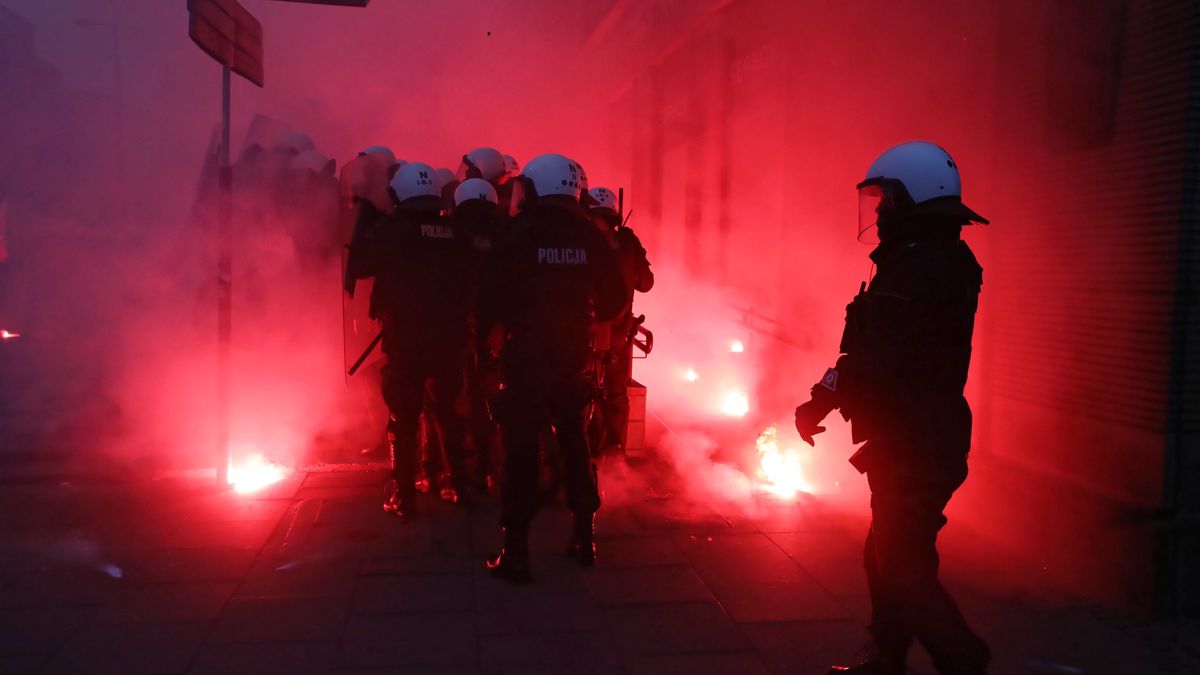 zdj�cia roku 2020Tomasz Gzell11 11., epidemia, jedenasty, koronawirus, BINARY<(20) bytes>, pandemia, przejazd, samochodowy, samochody, uczestnicy, XI , zdjeciarokupap2020