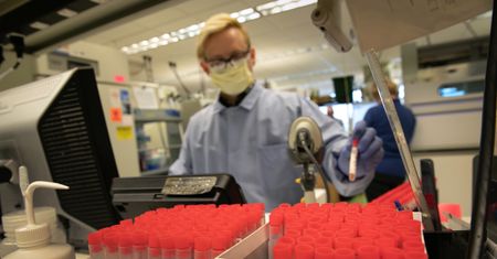 Raport WHO o genezie COVID-19. Pytania o teorię "wycieku" z laboratorium