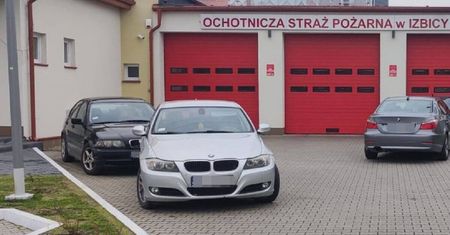 Trzej kierowcy BMW zablokowali wyjazd straży pożarnej. Strażacy nie mogli wyjechać na akcję