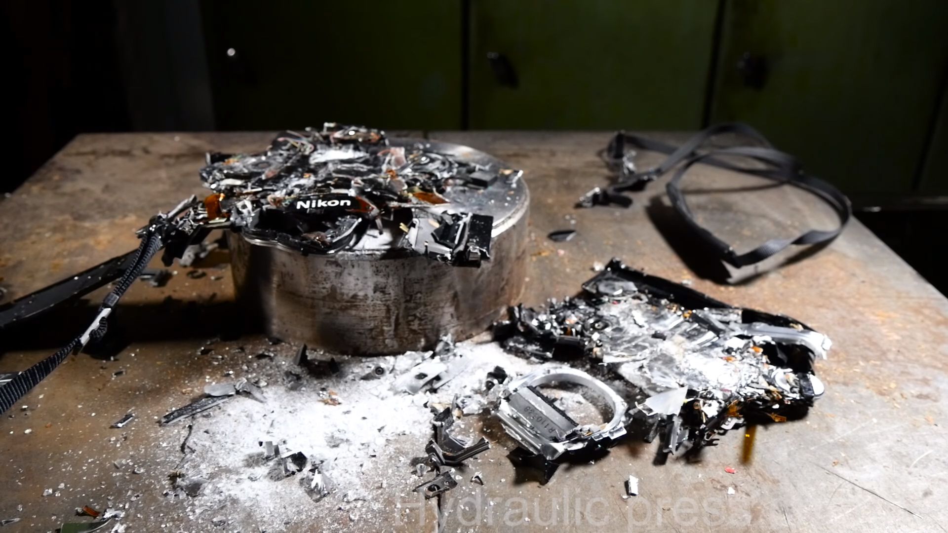 Co jest wytrzymalsze – Canon czy Nikon? Oto test ostateczny pod naciskiem prasy hydraulicznej 2