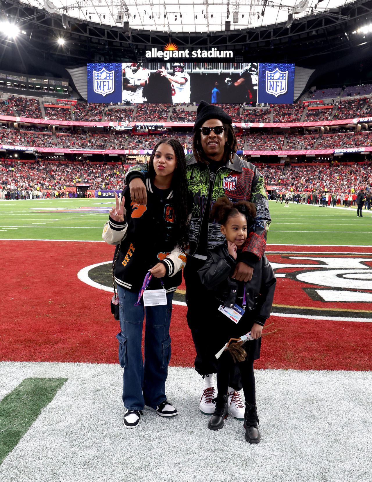 Blue Ivy Carter (po lewej), Jay-Z i Rumi Carter na Super Bowl