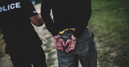 10 Niesamowitych seriali kryminalnych, które wciągną cię od pierwszego odcinka