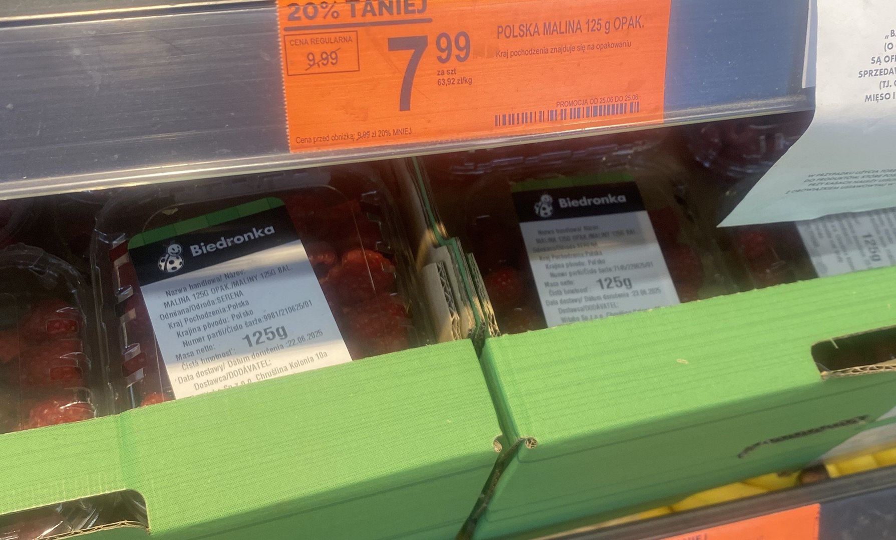 Promocje na owoce są dostępne m.in. w Biedronce.
