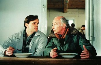 Pamiętasz kultowy film "Nic śmiesznego"? Sprawdź się w krzyżówce