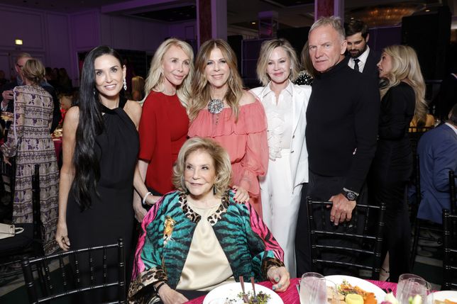 Demi Moore, Trudie Styler, Wallis Annenberg, Rita Wilson, Melanie Griffith, i Sting