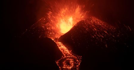 Hiszpański wulkan w fazie największej erupcji. Wyrzuca okruchy na niemal kilometr