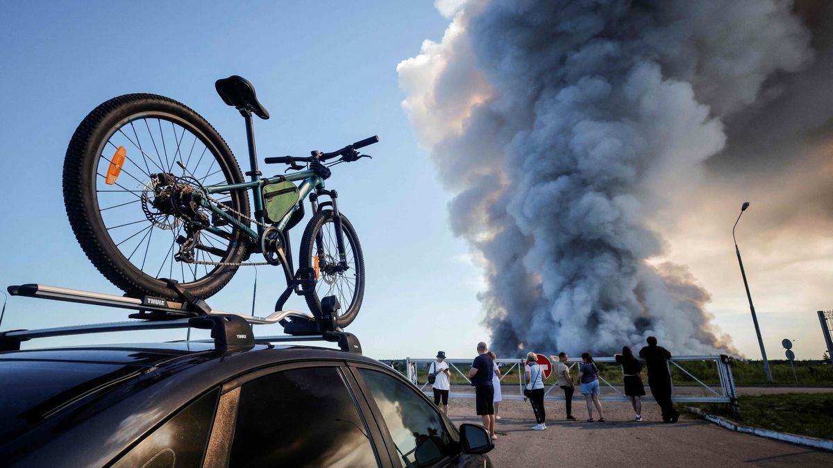 Atak ukrai?skich dronów na centra logistyczne w Rosji
Bystanders watch as smoke rises from a fire at the Russian e-commerce firm Wildberries' logistics complexes in the town of Elektrostal outside Moscow on July 18, 2026. A Ukrainian drone attack on two logistics centres in Russia killed eight people and injured 24, officials said on July 18, 2026, when the Moscow region reported a new wave of drone strikes. Russian e-commerce firm Wildberries said its logistics complexes in Kotovsk and Elektrostal, in the Tambov and Moscow regions respectively, came under attack. One person was killed and 37 were injured at the Elektrostal warehouse, according to the region's governor, Andrei Vorobyov. (Photo by TATYANA MAKEYEVA / AFP)
TATYANA MAKEYEVA