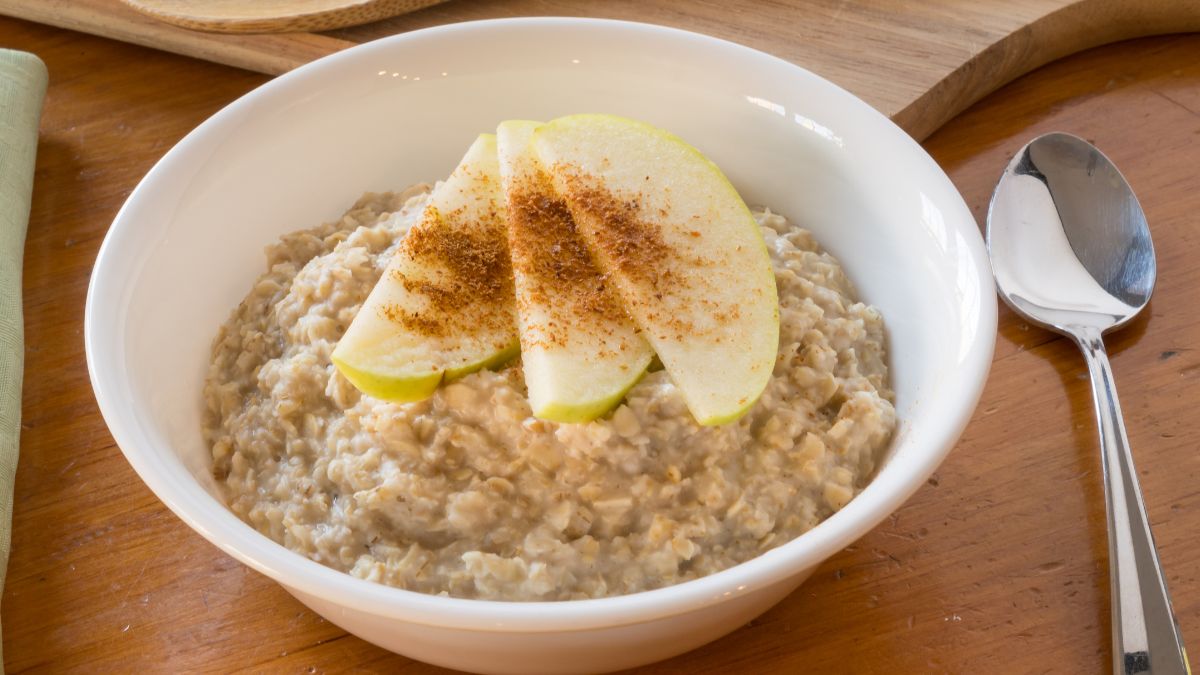 Nocna owsianka to łatwy sposób na szybkie śniadanie 