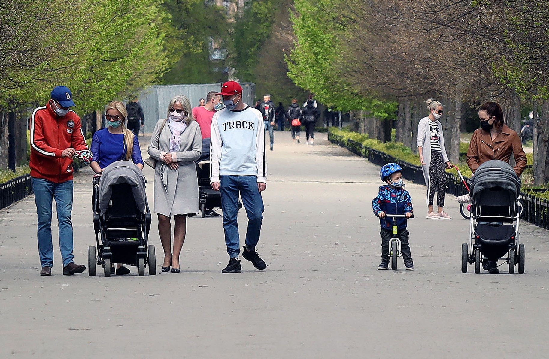 Koronawirus w Polsce: Legnica. Spacerowicze w zabytkowym parku (fot. Piotr Krzyżanowski/Polska Press) (Gallo Images)