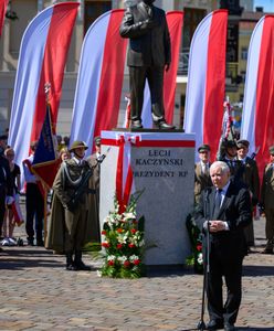 Prezes odsłonił pomnik brata. Gwizdy na uroczystościach w Tarnowie