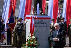 Prezes odsłonił pomnik brata. Gwizdy na uroczystościach w Tarnowie
