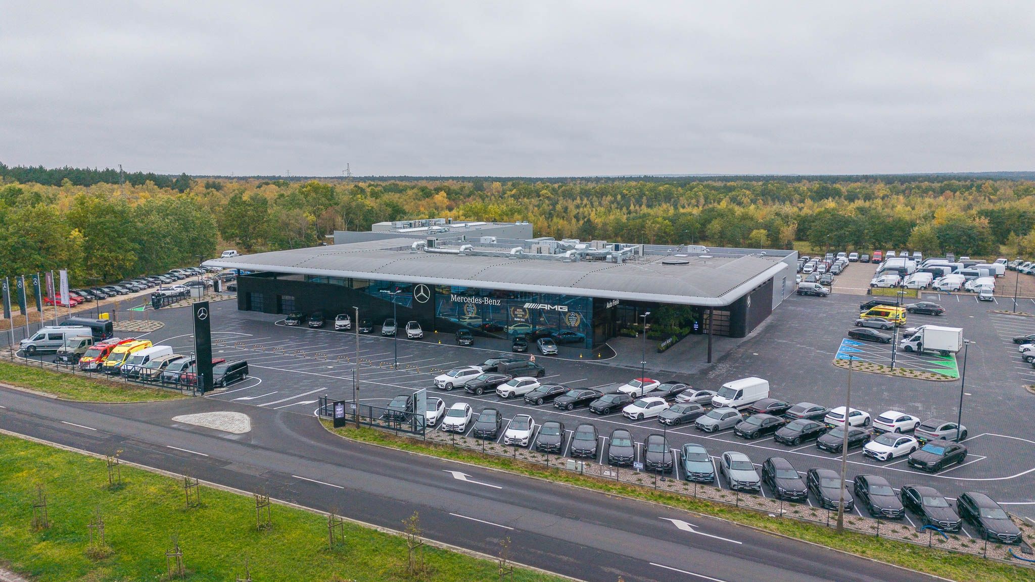 Firma Auto Frelik otworzyła nowy salon i serwis Mercedes-Benz przy Szosie Bydgoskiej 104 w Toruniu. Kompleks o powierzchni około 6 tys. m kw. powstał w Strefie Inwestycyjnej Toruń-Zachód