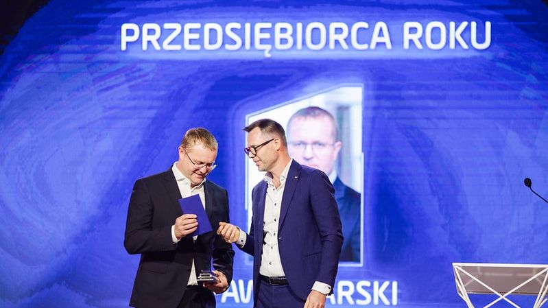Od lewej: Paweł Jarski, CEO Elemental Holding oraz Jacek Świderski, prezes Wirtualna Polska Holding podczas gali Nagrody Money.pl