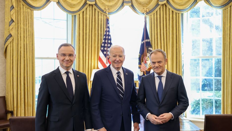 US President Joe Biden (C), Polish President Andrzej Duda (L) and Polish Prime Donald Tusk (R), during their meeting at the White House in Washington, USA, 12 March 2024. Polish President Andrzej Duda and Prime Minister Donald Tusk meet with US President Joe Biden on the 25th anniversary of Poland's accession to NATO. EPA/Jakub Szymczuk Dostawca: PAP/EPA.