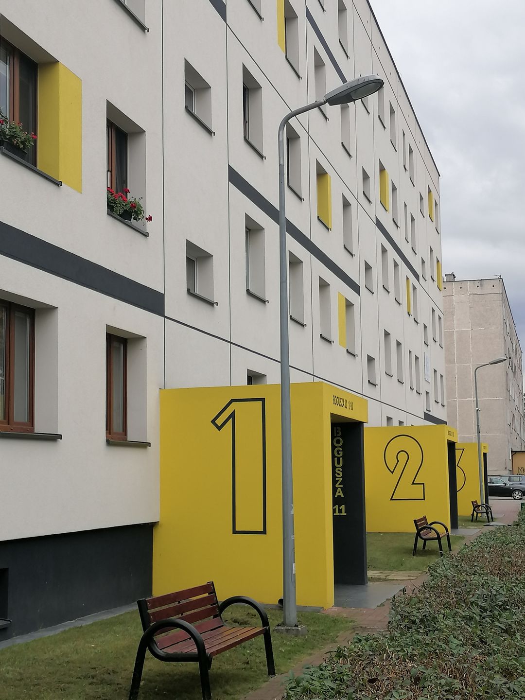 Blok przy ul. Bogusza w Zwoleniu po "darmomodernizacji"