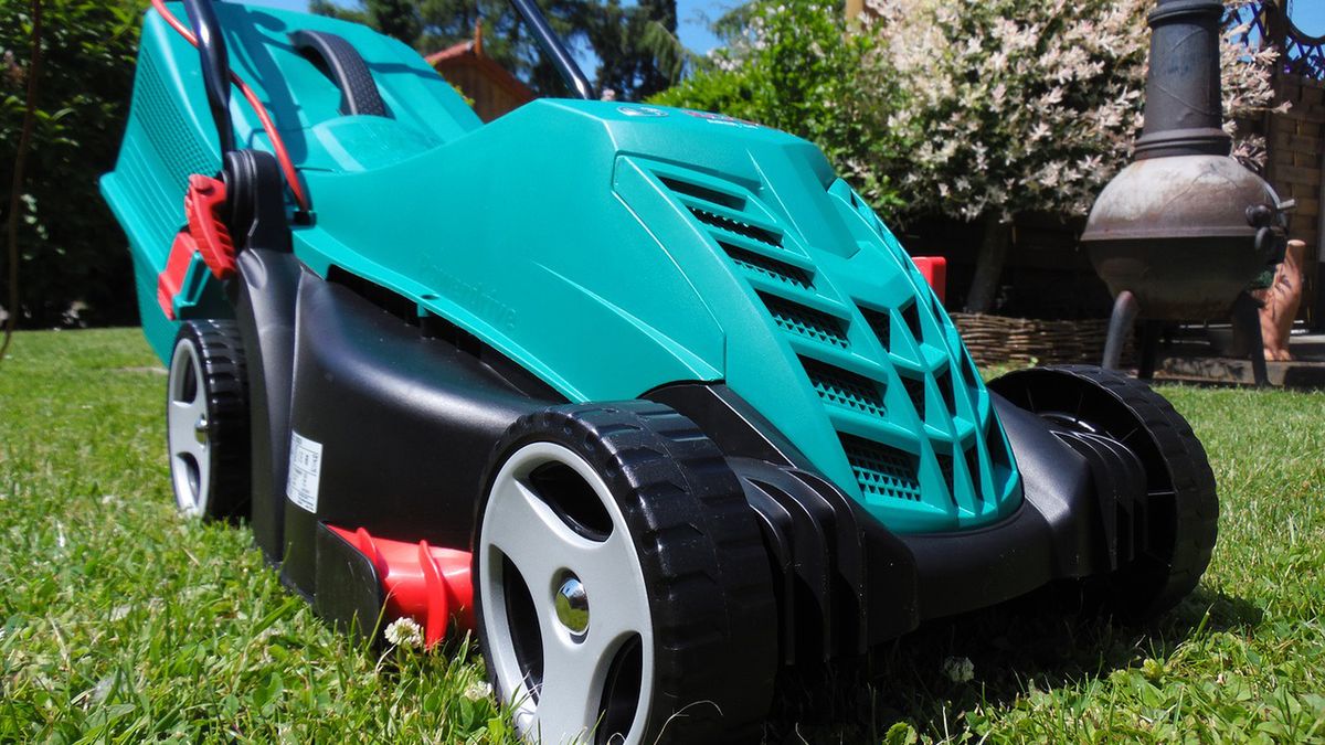 Jak kosić poprawnie trawę latem? Oto nasze wskazówki 