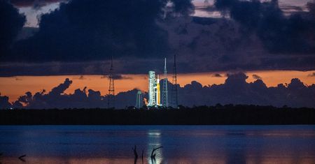 Ciemne chmury nad startem Artemis. Dlaczego NASA znowu zwija manatki do doku?