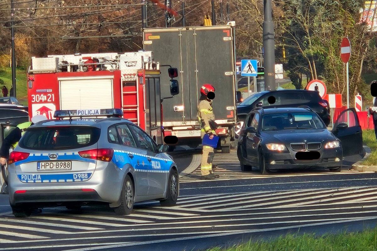 Zderzenie BMW z dostawczym mercedesem na rondzie Mohyły